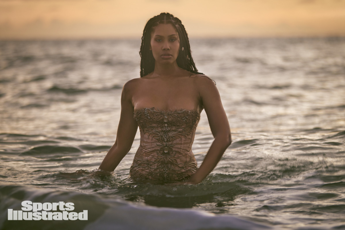 SI2022_Dominica_Leyna_Bloom_SHOT_12_214_WMweb